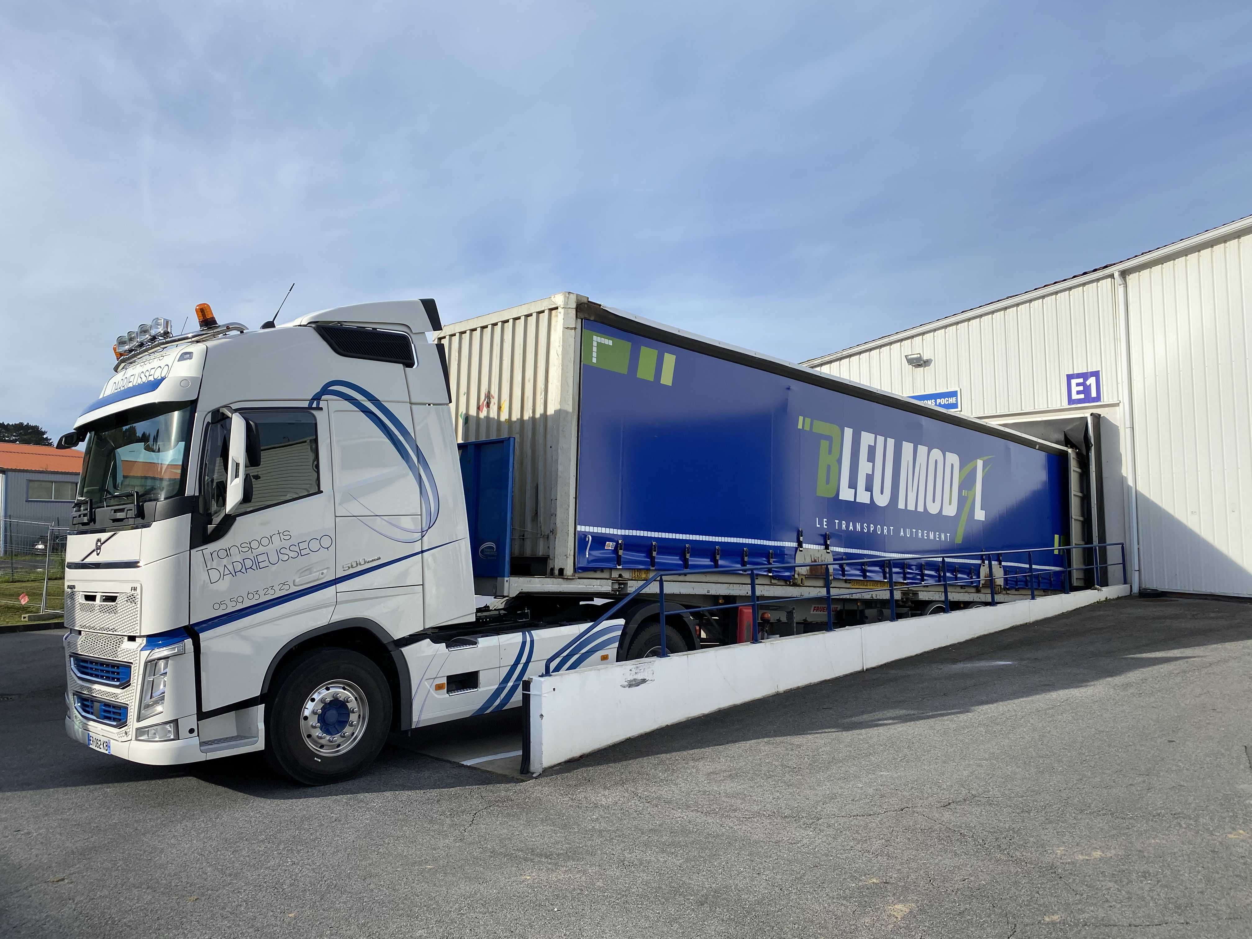 Un camion prêt à partir en Espagne via un terminal ferroviaire